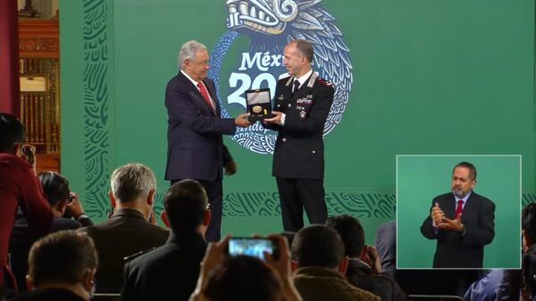 Entrega AMLO el Águila Azteca a Roberto Riccardi, comandante de Carabineros