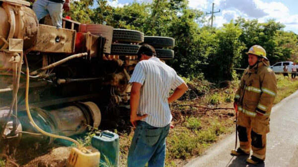 Vuelca camión al chocar en tramo El Ideal-Ignacio Zaragoza
