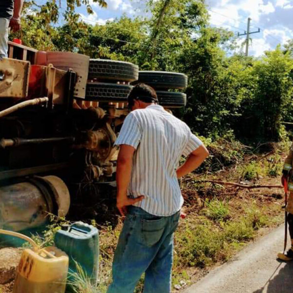Vuelca camión al chocar en tramo El Ideal-Ignacio Zaragoza