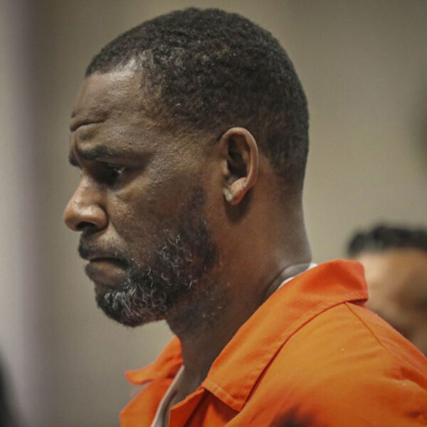 Acusan a R. Kelly por crimen organizado y tráfico sexual