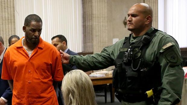 Acusan a R. Kelly por crimen organizado y tráfico sexual