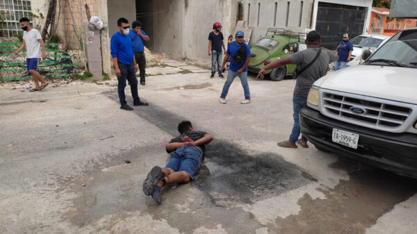 Cancún: Presunto ladrón es sometido y amarrado por vecinos en Villas Del Mar
