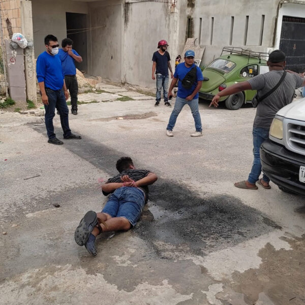 Cancún: Presunto ladrón es sometido y amarrado por vecinos en Villas Del Mar