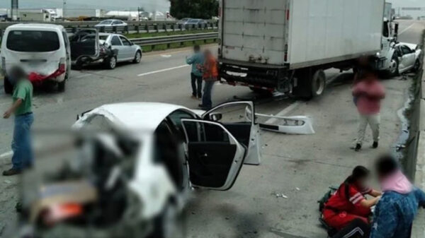Aparatoso choque entre siete vehículos deja un muerto y 15 heridos