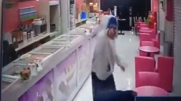 Joven es baleado dentro de una paletería en la Ciudad de México