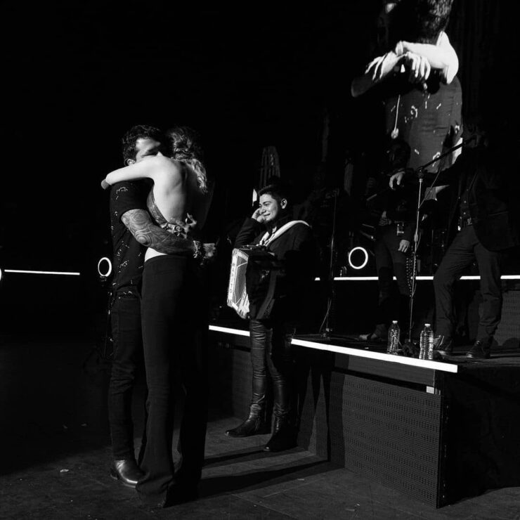 Belinda sorprende a Christian Nodal durante concierto en las Vegas