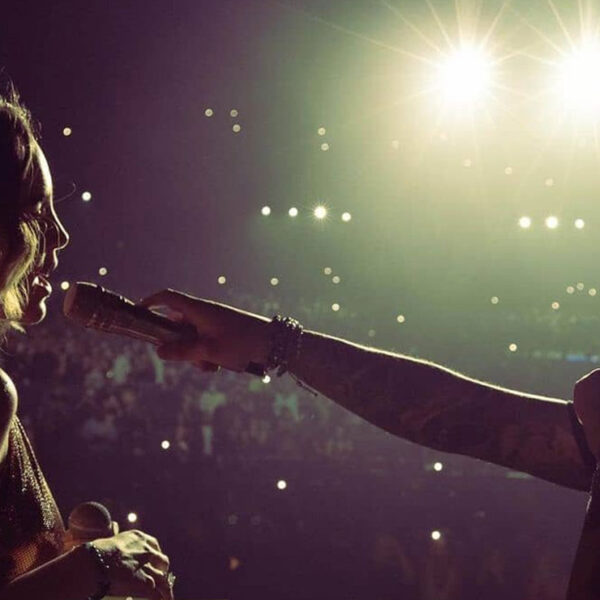 Belinda sorprende a Christian Nodal durante concierto en las Vegas