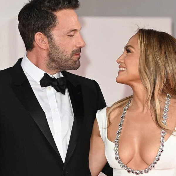 Ben Affleck y Jennifer López hacen oficial su romance en la alfombra roja