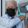 Biden recibe la tercera dosis de la vacuna anti Covid-19
