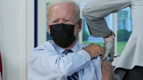 Biden recibe la tercera dosis de la vacuna anti Covid-19