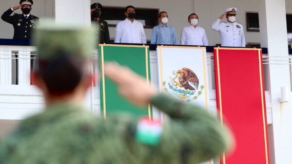 Atestigua gobernador desfile conmemorativo de la Independencia de México.