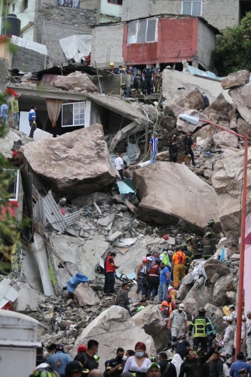 Los cuerpos de emergencia han pedido silencio para escuchar cualquier sonido que las personas atrapadas pudieran emitir en el Cerro del Chiquihuite, en el Estado de México.