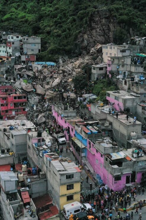 La Fiscalía del Edomex entrega el cuerpo de María, quien murió en el deslave del Cerro del Chiquihuite; se presume que los cuatro menores que son buscados por rescatistas son del mismo círculo familiar.