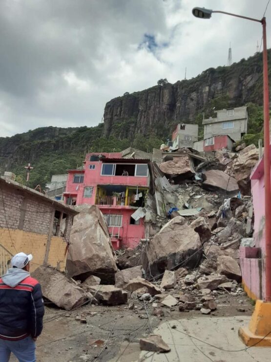 Enormes rocas dejaron sepultadas al menos a 10 casas construidas sobre el cerro.