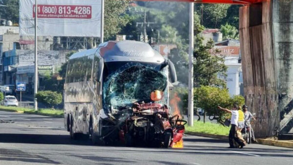 Terrible choque causa la muerte de 3 personas y deja 14 heridos en Veracruz