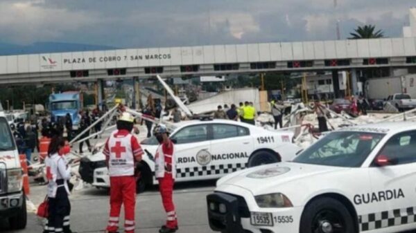 Reportan dos muertos tras choque de tráiler en la caseta México-Puebla