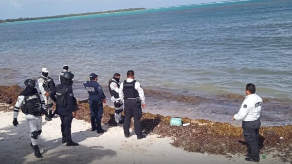 Recala en playa de Tulum bulto con 20 kilos de cocaína.