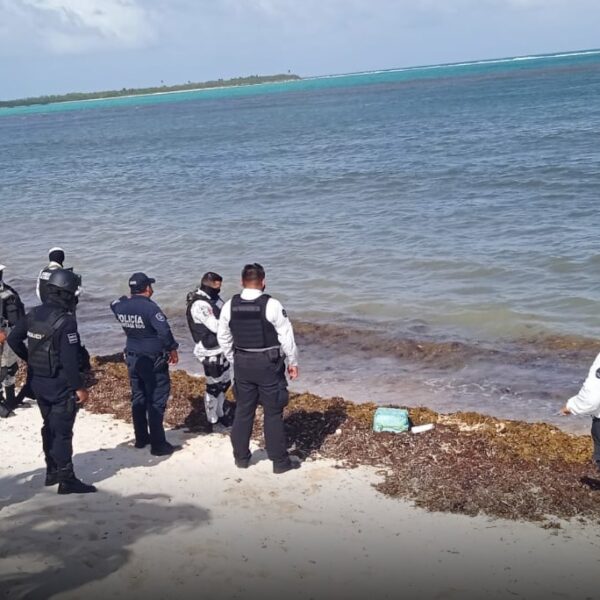 Recala en playa de Tulum bulto con 20 kilos de cocaína.
