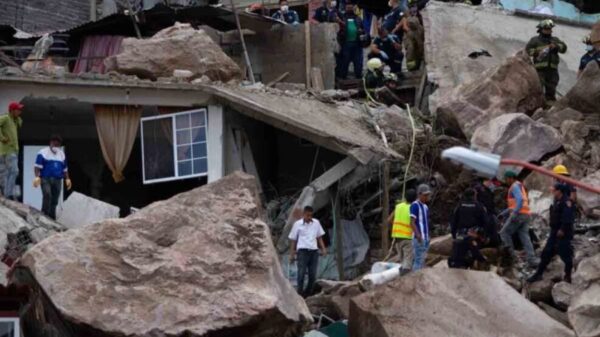 Reportan al menos dos muertos y 10 desaparecidos tras derrumbe en el Edomex