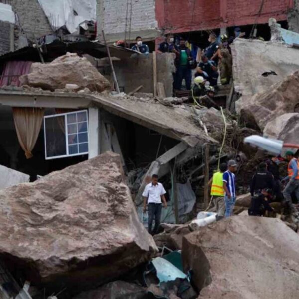 Reportan al menos dos muertos y 10 desaparecidos tras derrumbe en el Edomex
