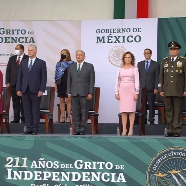 Desfilan más de 15 mil militares ante AMLO