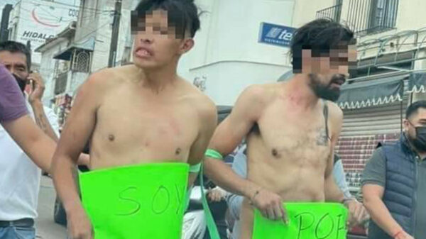 Desnudan y exhiben a presuntos ladrones en Hidalgo