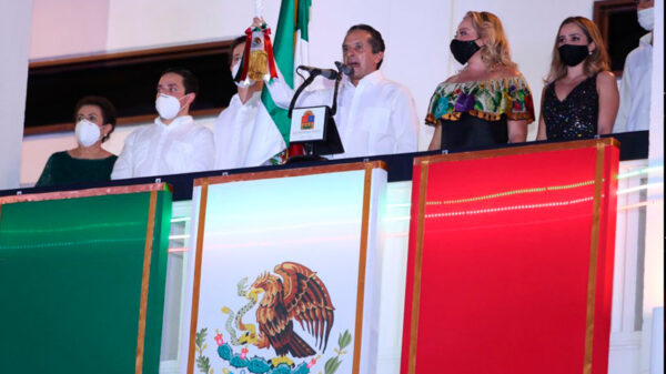 El gobernador Carlos Joaquín encabezó la ceremonia del Grito de Independencia