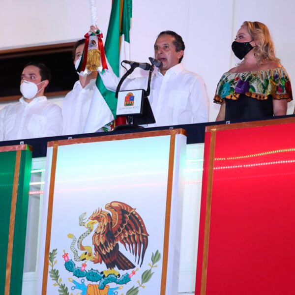 El gobernador Carlos Joaquín encabezó la ceremonia del Grito de Independencia