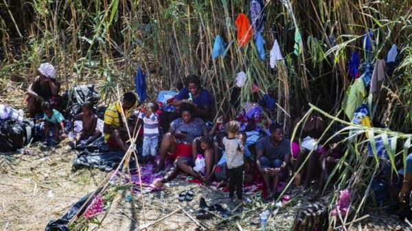 Cruzan a Texas más de 10 mil migrantes y acampan bajo un puente