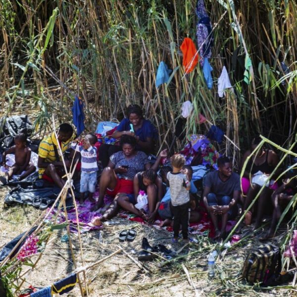 Cruzan a Texas más de 10 mil migrantes y acampan bajo un puente