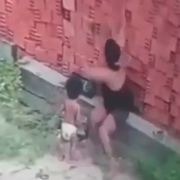 Video: Mujer se viste de héroe y salva con su cuerpo a bebé de ser aplastado