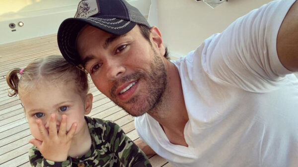 Hija menor de Enrique Iglesias enternece al escuchar su nuevo sencillo