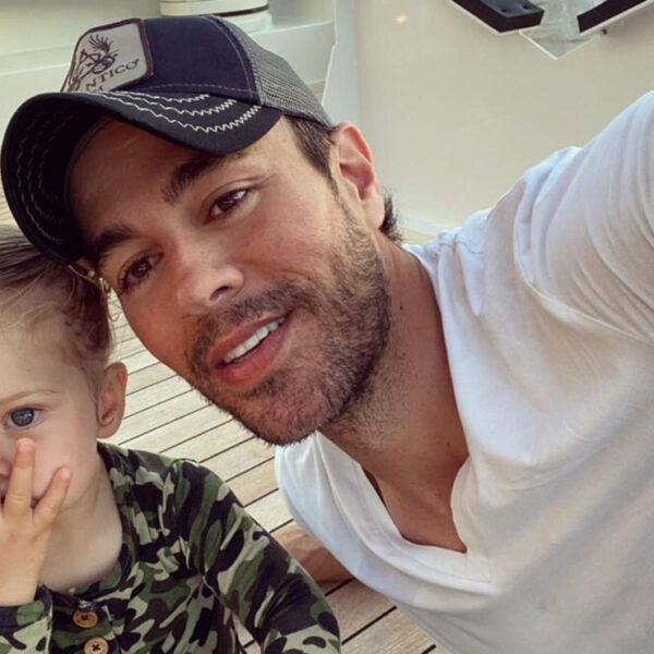 Hija menor de Enrique Iglesias enternece al escuchar su nuevo sencillo