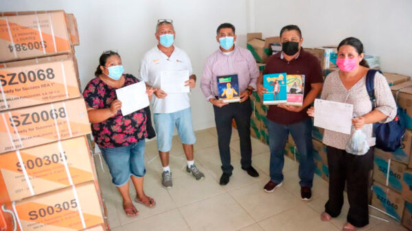 Participa gobierno de Puerto Morelos en entrega de libros de texto gratuitos a secundarias