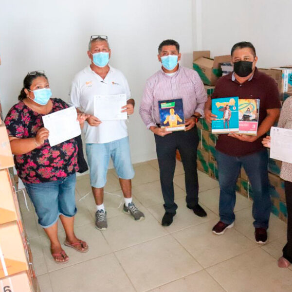 Participa gobierno de Puerto Morelos en entrega de libros de texto gratuitos a secundarias