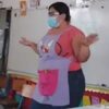 Maestra se vuelve viral al cambiar canción de ‘El candadito’; ahora es ‘cubrebocas’
