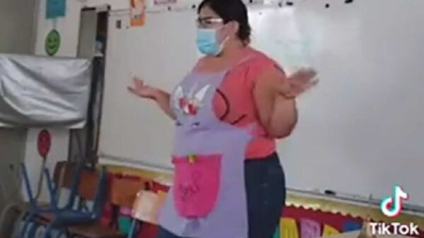 Maestra se vuelve viral al cambiar canción de ‘El candadito’; ahora es ‘cubrebocas’