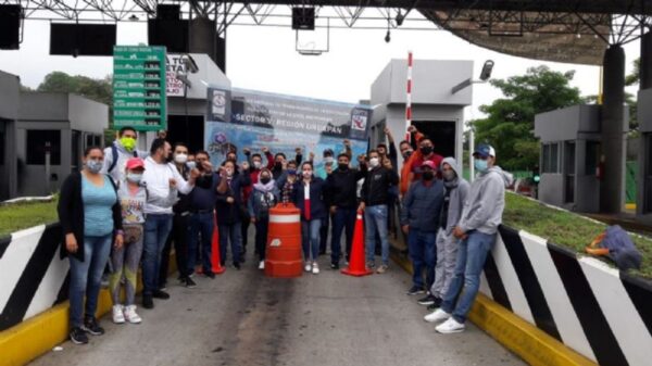 Reclaman maestros de Michoacán a Silvano Aureoles un mes de salario