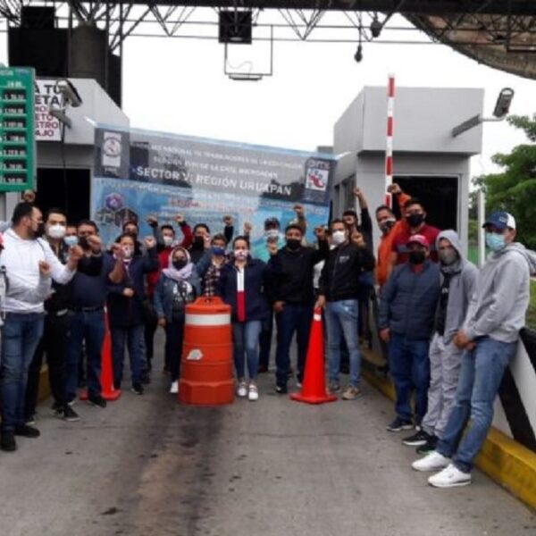 Reclaman maestros de Michoacán a Silvano Aureoles un mes de salario