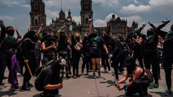 Reportan 34 personas heridas tras marcha de feminista en CDMX