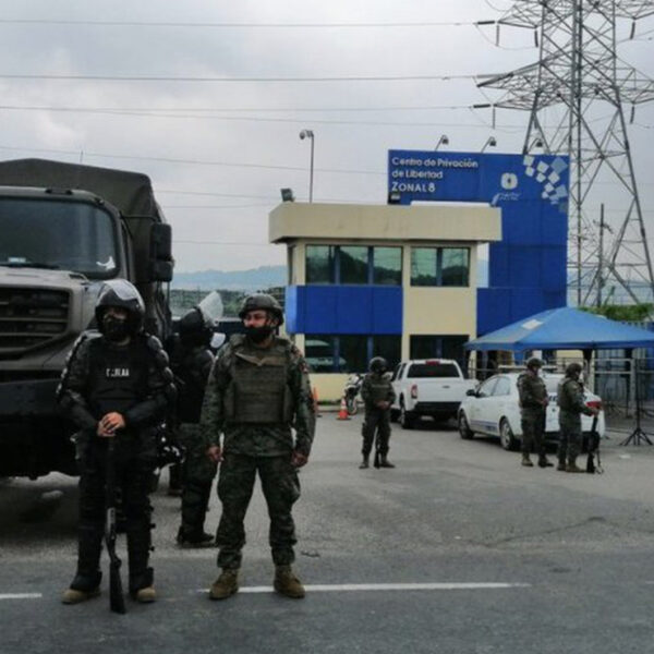 Se registra motín en cárcel de Ecuador y deja más de 24 muertos y 42 heridos