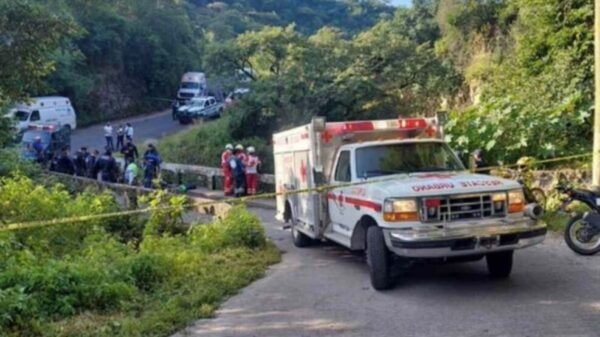 Dos muertos al tratar de auxiliar a motociclista que cayó en barranca en Morelos