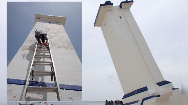 Embellece gobierno de Puerto Morelos el emblemático faro inclinado