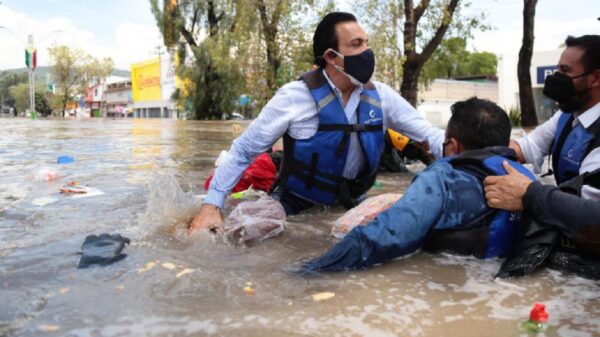 Omar Fayad y su lancha se hunden, en recorrido por inundaciones de Tula