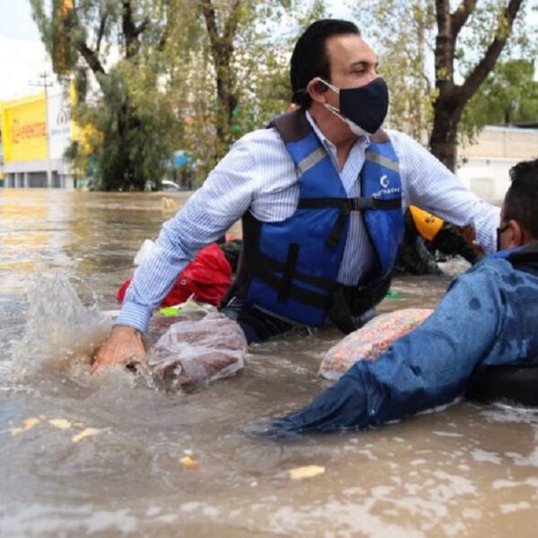 Omar Fayad y su lancha se hunden, en recorrido por inundaciones de Tula