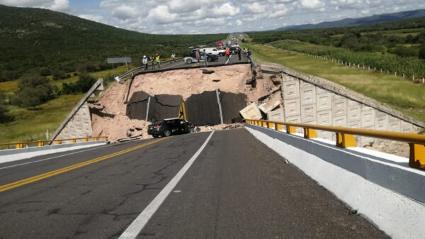 En San Luis Potosí cae puente y deja un muerto y cuatro lesionados