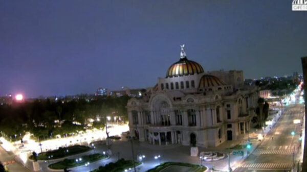 Habitantes de la Ciudad de México despiertan con tremendo rayo
