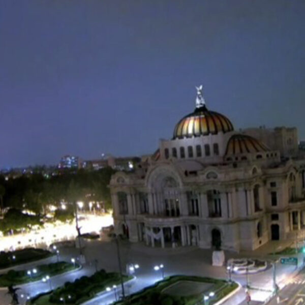 Habitantes de la Ciudad de México despiertan con tremendo rayo