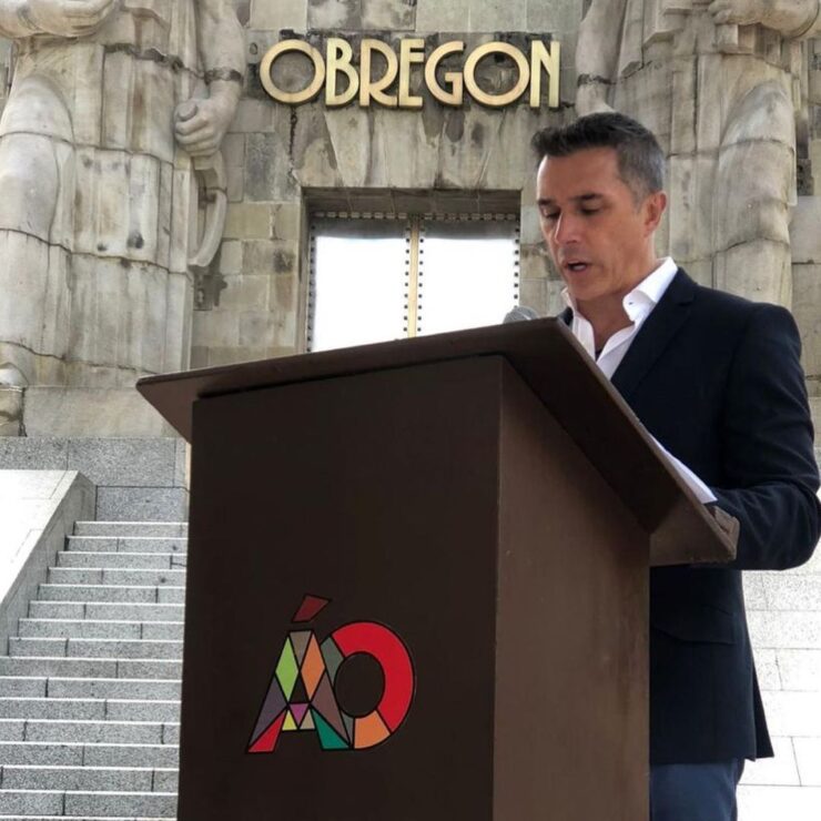 Reaparece Sergio Mayer tras haber sido hospitalizado a causa de un virus