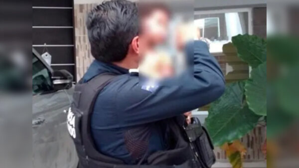 Cancún: Policías "rescatan" a bebé del interior de un vehículo